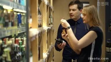 男人和女人在商店挑选一瓶酒，女人在查看价格
